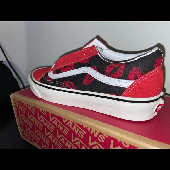 Kiss/Lip Black and Red Vans - Picture 3 of 4